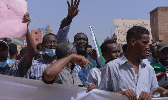  العرب اليوم - أطباء سودانيون يتظاهرون احتجاجاً على استهداف الكوادر والمستشفيات