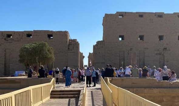  العرب اليوم - سياح العالم يستمتعون فى معبد الملكة حتشبسوت بالدير البحرى غرب الأقصر