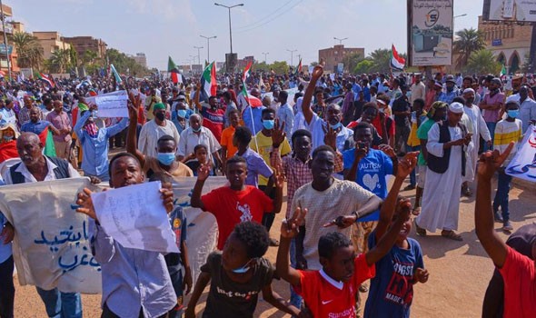 العرب اليوم - آلاف السودانيين يتظاهرون أمام القصر الجمهوري رفضاً لحكم العسكر ومقتل أحدهم