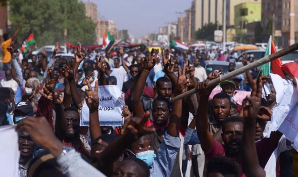  العرب اليوم - تظاهر آلاف من أنصار الجيش السوداني أمام مقر بعثة الأمم المتحدة في الخرطوم