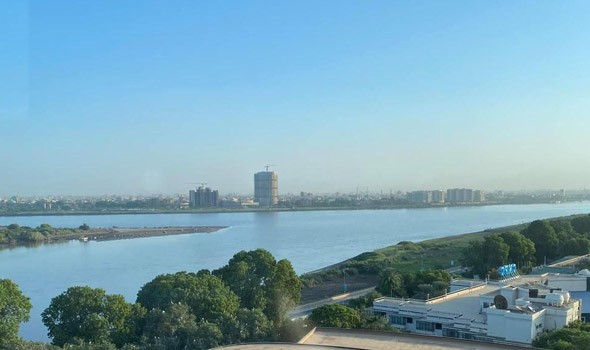  العرب اليوم - تَغيُّر مُفاجئ في لون مياه نهر النيل يُثير الذُّعْر في مصر و وزير الرّي يكشف الأسباب
