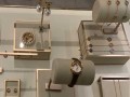  العرب اليوم - قطع مجوهرات مثالية للفستان الأسود الكلاسيك