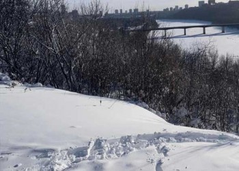  العرب اليوم - النازحون السوريون في لبنان يُقاومون الثلوج والصقيع بسبب العاصفة "هبة"