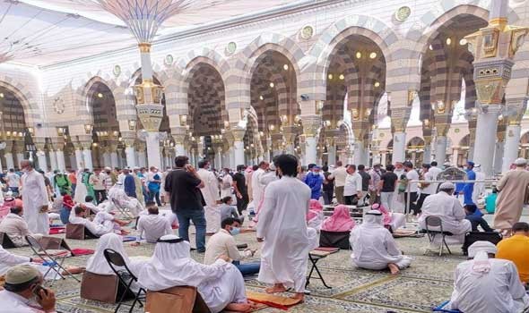  العرب اليوم - إضاءة المسجد النبوي من سعف النخيل لأفضل أنواع الإنارة