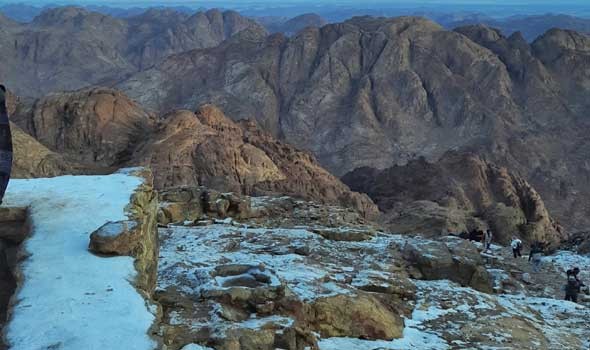  العرب اليوم - للمرة الثالثة هذا العام الثلوج الكثيفة تُغطي جبال تبوك في السعودية