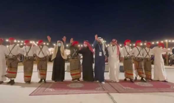  العرب اليوم - السفير الياباني في الرياض يشارك وزوجته في رقص الدبكة بالزي السعودي