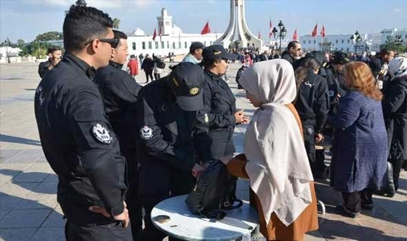 الآلاف يَحْتَجُّون ضد قرارات الرئيس قيس سعيد وسط العاصمة تونس