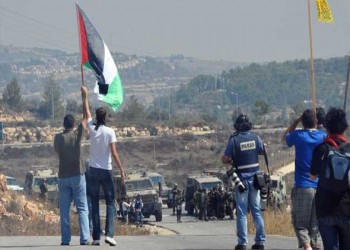  العرب اليوم - مستوطنون يهاجمون مركبات الفلسطينيين بالحجارة شمال شرق رام الله