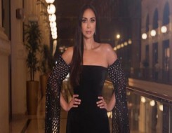  العرب اليوم - كيفية تنسيق الفستان الأسود لإطلالة مفعمة بالرقي والأناقة