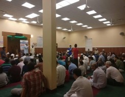  العرب اليوم - مصلّون في مسجد كندي ينجحون في منع شاب مسلًح بفأس من الإعتداء عليهم وإعتقاله