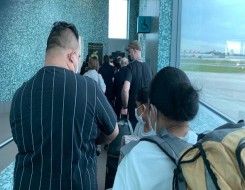  العرب اليوم - اصطفاف المسافرين بطوابير طويلة في أكبر مطارات هولندا نتيجة نقص موظفي الأمن