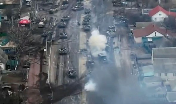 المدفعية الأوكرانية تطلق صلية من قذائف «الهاوتزر» من مرابض قريبة من غرب أوكرانيا