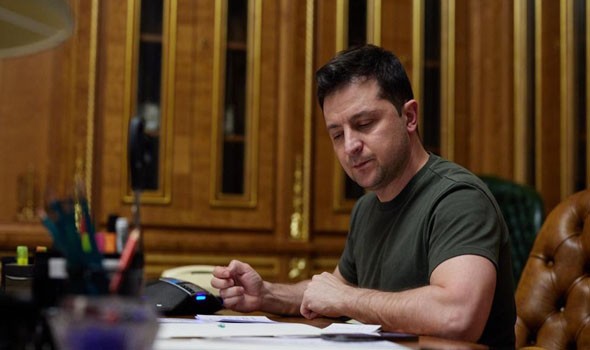 زيلينسكي يمنع المسؤولين وموظفي الأمن من مغادرة أوكرانيا