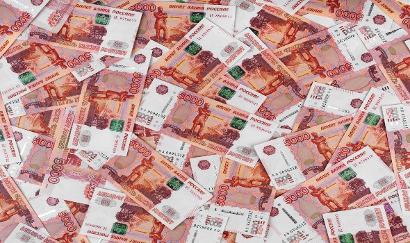 العرب اليوم - تراجع الدولار وارتفاع اليورو مقابل الروبل في بورصة موسكو اليوم