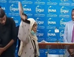  العرب اليوم - إعلامية سودانية ترمي سياسياً بحذائها خلال مؤتمر صحافي