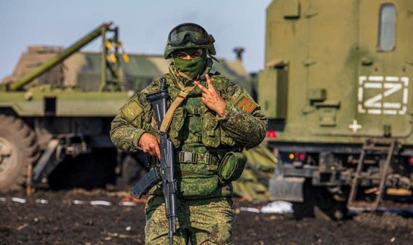  العرب اليوم - موسكو تستعيد 9 جنود بصفقة لتبادل الأسرى مع أوكرانيا والجيش الروسي يدمر مستودع ذخيرة "هيمارس"