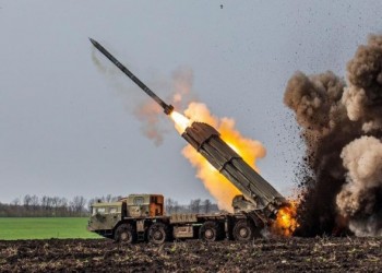  العرب اليوم - التشكيلات المسلحةِ الأوكرانيةِ تطلقُ 20 صاروخا منْ نوعِ غرادْ باتجاهِ فيسيلويْ في دونيتسكْ