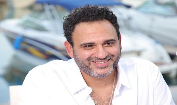  العرب اليوم - أكرم حسني يستعد لطرح أغنية «هنهد الدنيا رقص» من فيلم «العميل صفر»