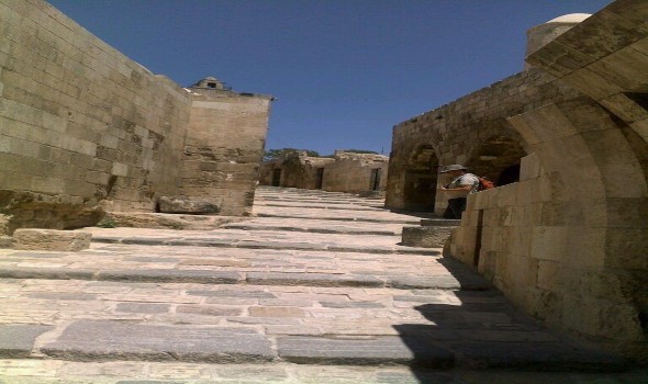  العرب اليوم - دمار كبير يلحق بالقلاع التاريخية والمباني الأثرية في سوريا وتركيا عقب الزلزال العنيف