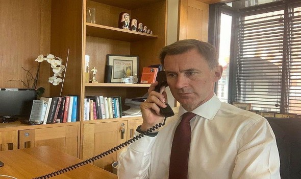 تراس تقيل وزير ماليتها وتعين  هانت بديلا بعد فشل جهودنا لطمأنة الاسواق المالية في بريطانيا