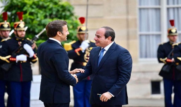 السيسي يبحث مع نظيره الفرنسي جهود وقف التصعيد الإسرائيلي في قطاع غزة