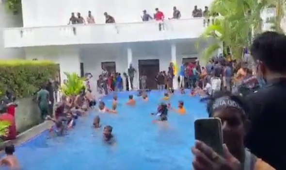 الرئيس السريلانكي يفر من مقره عقب اقتحام متظاهرين القصر الرئاسي