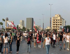  العرب اليوم - لبنانيون يتظاهرون أمام المصرف المركزي في شارع الحمراء