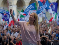  العرب اليوم - اليمين المتطرّف يحكم إيطاليا وجورجيا ميلوني تعلن فوزها وأوروبا تخشى صعود اليمين