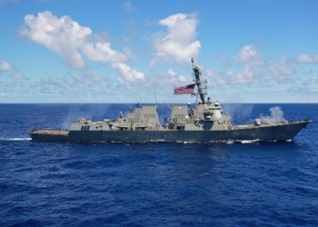  العرب اليوم - البحرية الأميركية تعترض سفينة محملة بالأسلحة في خليج عُمان