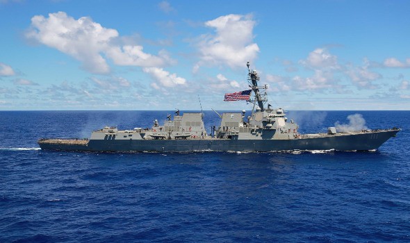  العرب اليوم - البحرية الأميركية تُعلن تعرض سفينة تجارية لمضايقات من زوارق إيرانية