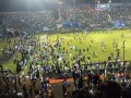  العرب اليوم - شغب في ملعب أندونيسي يتسبّب في مقتل ١٧٤ شخصاً في حادثة هي الأبشع لمبارة رياضية
