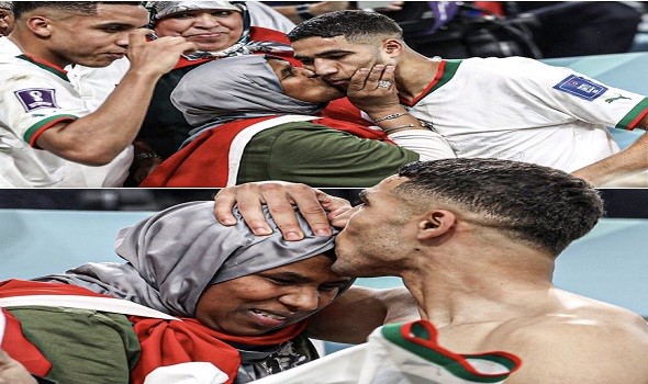 أشرف حكيمي يقبل رأس والدته بعد تأهل المغرب لربع نهائي كأس العالم