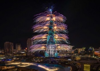 العرب اليوم - برج خليفة يشهد عرضاً مبهراً للّيزر والضوء والألعاب الناريّة في احتفالات رأس السنة