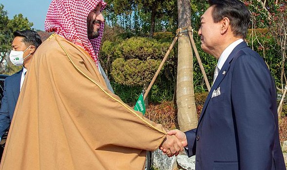  العرب اليوم - ولي العهد السعودي يلتقي رئيس كوريا الجنوبية بثاني محطة في جولته الآسيوية