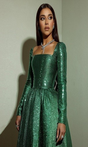  العرب اليوم - بلقيس تشبه أميرات ديزني بفستان طويل باللون الأخضر الزمردي