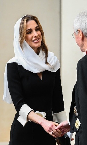  العرب اليوم - الملكة رانيا تتألق بالأبيض والأسود في الفاتيكان