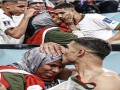  العرب اليوم - أشرف حكيمي يُقبل رأس والدته بعد تأهل المغرب لربع نهائي كأس العالم