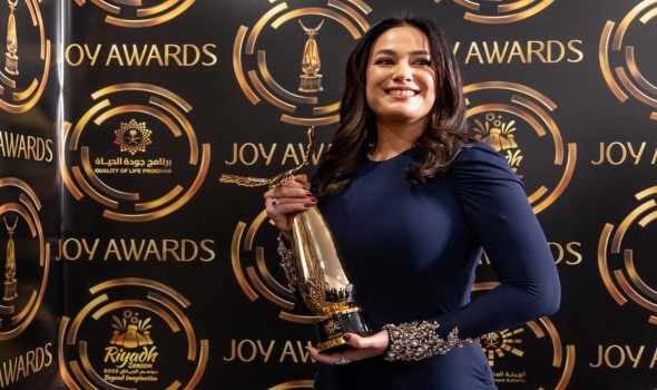 هند صبري تُهدي جائزة joy awards لزميلاتها وتؤكد صعوبة المهنة