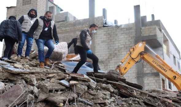  العرب اليوم - ارتفاع حصيلة قتلى زلزال تركيا وسوريا إلى 43 ألفا و858 شخصًا