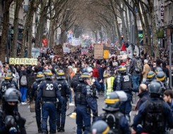  العرب اليوم - 782 ألف مشارك في مظاهرات الأول من مايو ضد قانون التقاعد في فرنسا