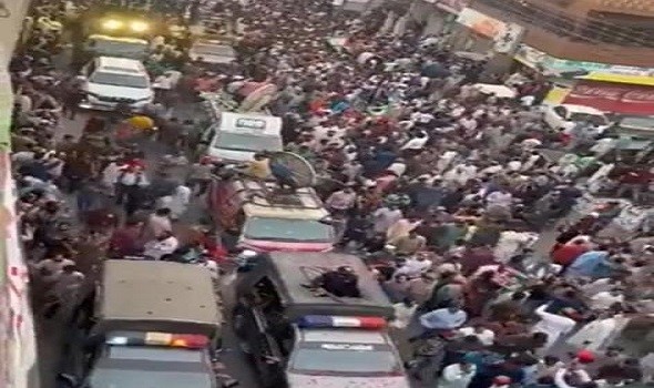 التَّوَتُّر يسيطر على باكستان قبيل جلسة الاستماع لرئيس الوزراء السابق عمران خان بشأن تهم فساد