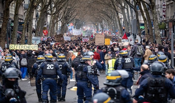  العرب اليوم - الاحتجاجات تتواصل في فرنسا  ونشر 40 ألف شرطي لضبط أعمال الشغب