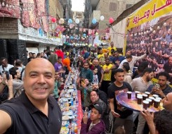  العرب اليوم - مائدة الإفطار في حي المطرية تتحول إلى ظاهرة رمضانية بحضور الآلاف