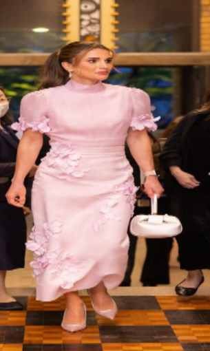  العرب اليوم - الملكة رانيا تجمع بين الأناقة والعصرية في إطلالاتها في اليابان