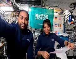  العرب اليوم - رائدا الفضاء السعوديان يجريان تجربة الطائرة الورقية الفضائية مع طلاب المدارس
