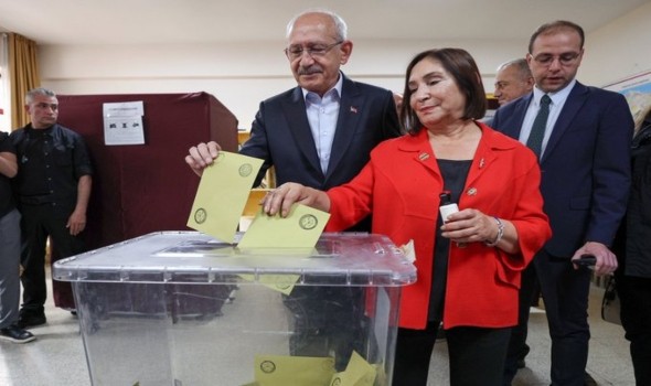  العرب اليوم - الأتراك إلى صناديق الاقتراع للمرة الثانية وأردوغان وكليجدار أوغلو يصوتان في جولة الإعادة
