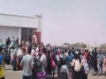  العرب اليوم - أطفال نازحون يعانون الإعياء والعطش بالحدود السودانية - المصرية