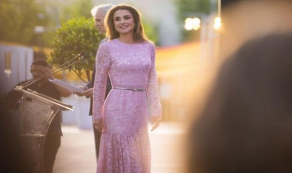  العرب اليوم - الملكة رانيا تتألق بفستان أنيق من دار Dolce & Gabbana