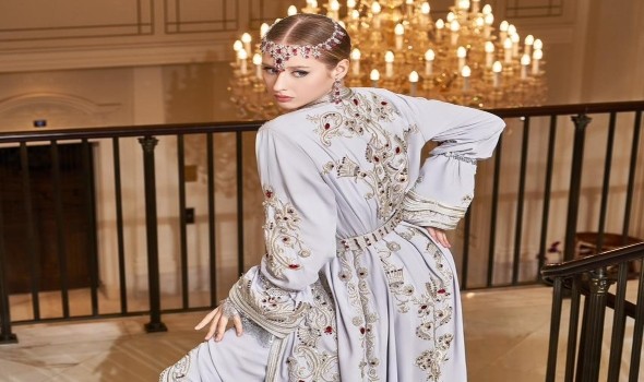  العرب اليوم - موضة القفاطين الأنيقة تُسيطر على عروض الأزياء العالمية
