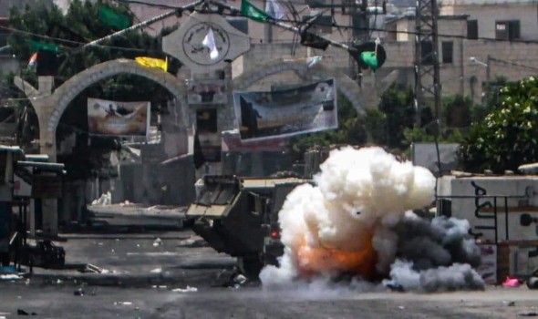  العرب اليوم - القوات الإسرائيلية تنتهك البروتوكول العسكري وتقيد فلسطينياً جريحاً فوق مقدمة عربة عسكرية